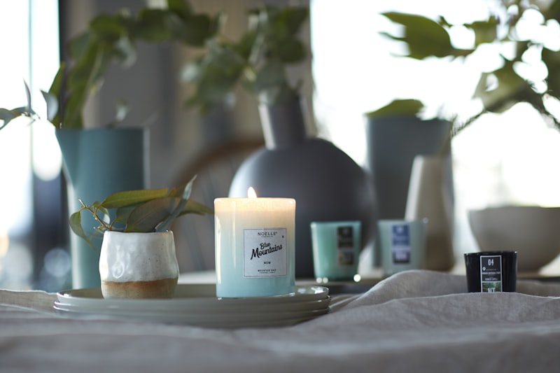 Dark amber candle with smoke and oak scent