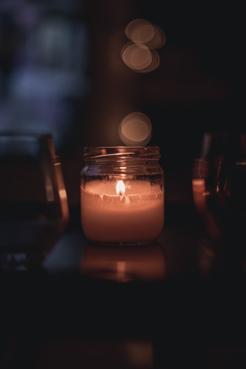 Coffee-toned candle with whisky notes
