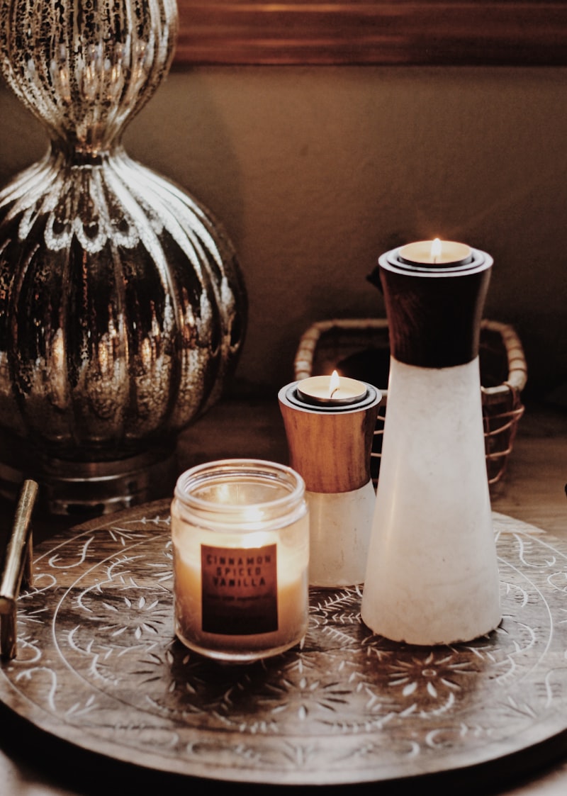 Dark spiced candle with cardamom notes