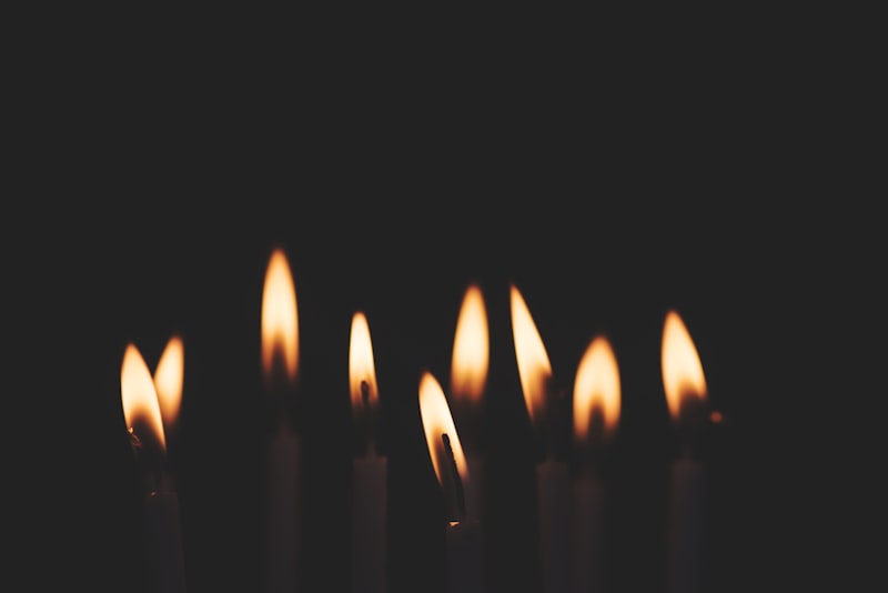 Amber candle with rich tobacco and honey